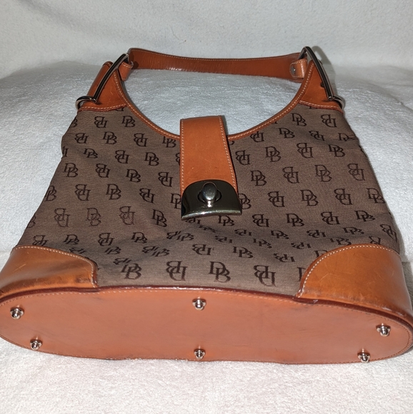 Dooney and Bourke signature cresent shoulder bag. - Picture 6 of 11